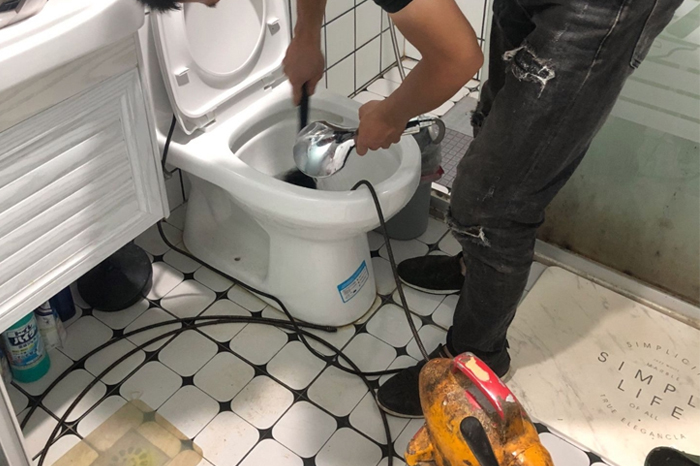 广华办事处疏通下水道