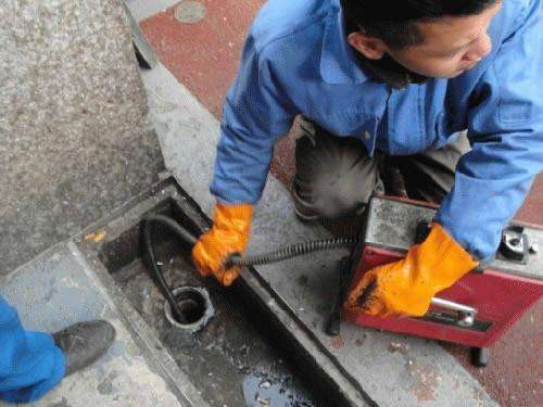 广华办事处疏通下水道