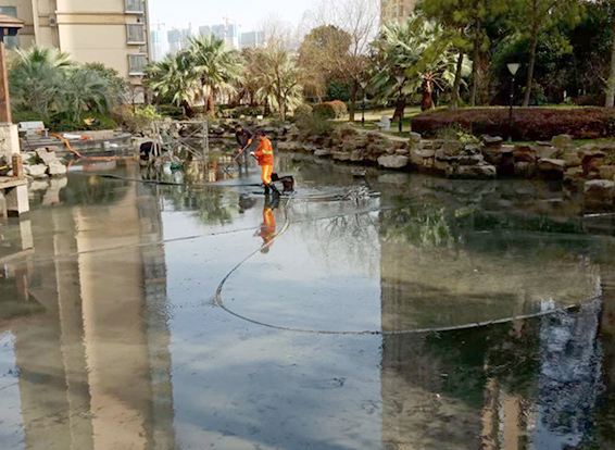 广华办事处景观池淤泥清理