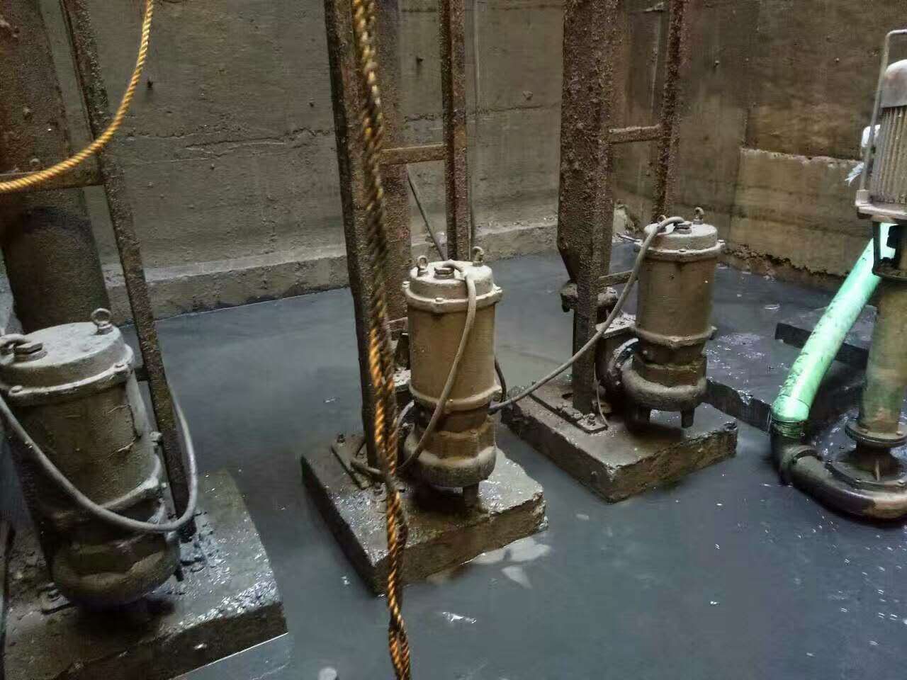 广华办事处污水池清理